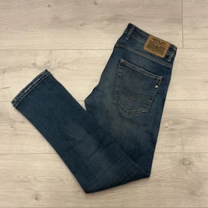 Replay Grover blå jeans  - Hej! Säljer dessa replay jeans i modellen Grover som är en populär modell då de sitter perfa//jeansen har inga defekter eller så//fråga gärna vid frågor!!