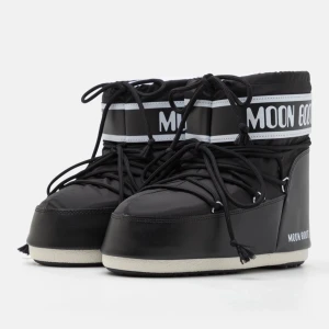 Svarta Moon Boots - Säljer ett par svarta Moon Boots med vit sula och tydlig logga runt skaftet.  Har köpt de för kanske 2-3 år sen, använde fåtal gånger💕 storlek 36/38 