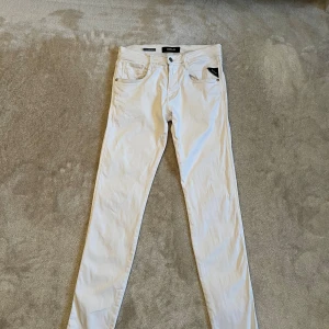 Vita Replay jeans - Säljer dessa riktigt snygga Replay hyperflex i storlek 29/32. Inga tecken på användning, trots att de är vita (inga fläckar eller smuts). Hör av dig om frågor!