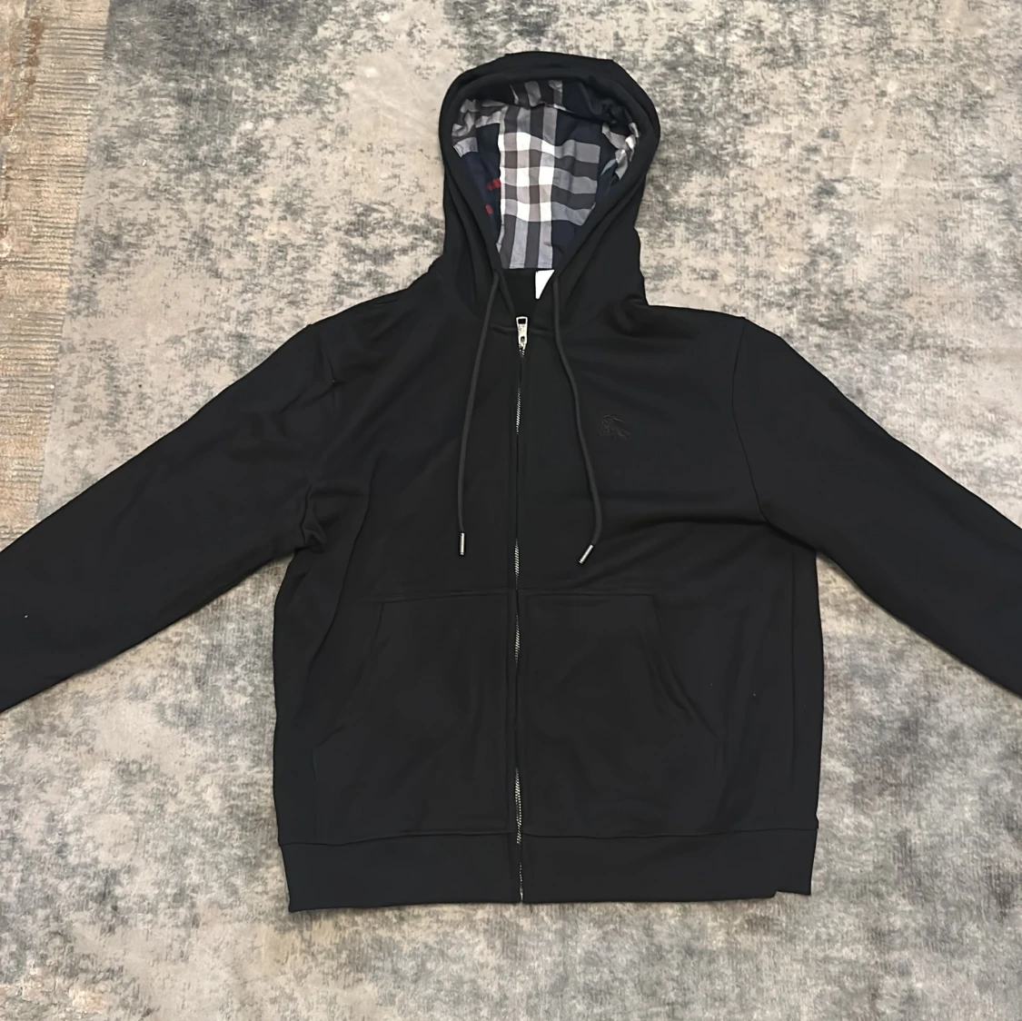 Svart hoodie med rutigt foder Burberry