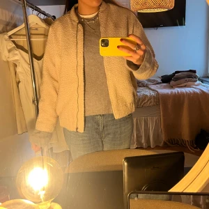 Beige teddyjacka med dragkedja - Trendig bomberjacka från hm i teddymaterial🤍🤍