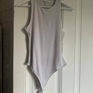 Vit ärmlös linnetopp från H&M - Säljer en vit ärmlös linnetopp från H&M i storlek S.  Lite missfärgad som man ser, varav priset💗