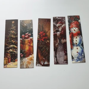 Juliga bokmärken (5-pack) - Fem snygga bokmärken med julmotiv: gran, paket, julblommor, tomte och snögubbe. Perfekta för att sätta extra stämning på din läsning under vintern! Passar både ungdomar och unga vuxna som vill ha en mysig läsupplevelse.