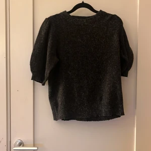 Vero Moda tröja - Fin kortärmad stickad tröja med puffärm och väldigt bra skick 