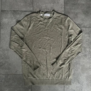 Olivgrön tröja från Selected Homme - Säljer en stilren olivgrön tröja från Selected Homme. Passformen är perfekt. Skick 10/10, alldrig använd. Passar perfekt nu till hösten och vintern. Hör gärna av er om ni har några funderingar eller frågor!
