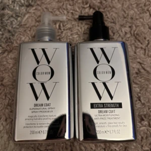 Color Wow Dream Coat duo 200ml - Två  flaskor Color Wow Dream Coat, en Supernatural Spray och en Extra Strength Ultra-Moisturizing Anti-Frizz Treatment. Båda är 200 ml med praktisk pump, perfekta för att ge glansigt, frizzfritt hår och skydda mot fukt. Båda använda endast 1-2 gånger. Orginalpris: 289 styck. Säljer för 130 st