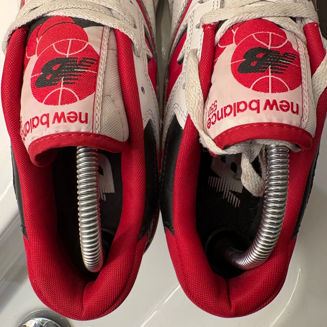 New Balance 550 vita och röda. - 2