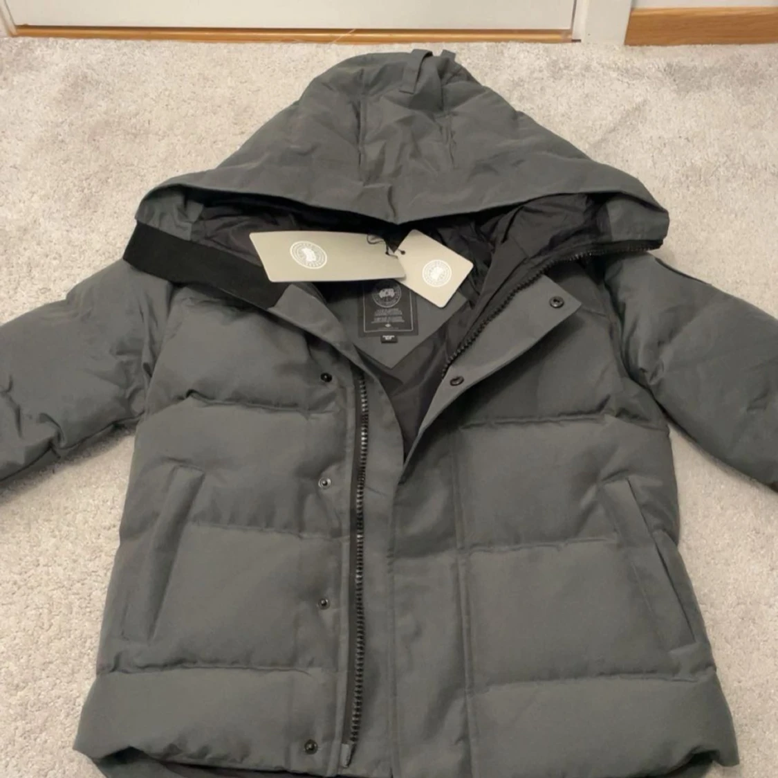 Grå pufferjacka från Canada Goose - 2
