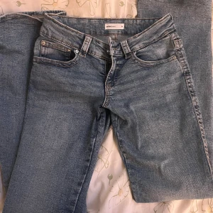 Lågmidjade blå bootcut jeans - Ett par blå bootcut jeans från Gina tricot i storlek 36 med fina fickor. De är helt nya men jag råkade köpa fel jeans och säljer nu har aldrig varit andvända. Skriv för fler bilder 