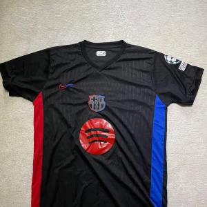 Svart FC Barcelona Nike fotbollströja - Säljer en svart FC Barcelona. Som är i jätte fint skick 