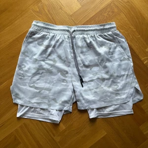 Träningshorts - 2 In 1 träningshorts med compression under