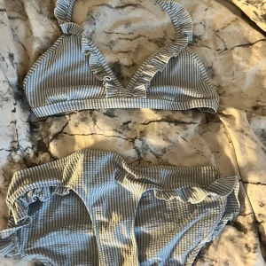 Randig bikini  - En jätte söt randig bikini från Lindex! Den är köpt på barnavdelningen men skulle säga passar s/xs också! Men är i fint skick o syns inte den e använd!