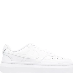 Nike Air Force 1 vita sneakers - Fräscha vita Nike Air Force 1 sneakers med klassisk låg siluett och platt sula. Skorna har snörning, rund tå och är tillverkade i skinn med diskreta perforeringar på tån för extra ventilation. Perfekt för dig som gillar stilrena och tidlösa sneakers. Endast provade. Storlek 39. Nypris: 899kr mitt pris: 799kr