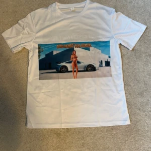 Rolig t-Shirt - En rolig T-Shirt där de står ”need money for horor” som kan vara rolig att använda ibland på fester eller liknande. Inge fast pris så kom med prisförslag, storlek S. Brand new