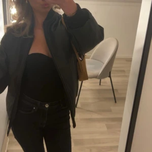 Jacka  - Jacka i konstläder ifrån urban classics. Använd men i jätte bra skick fortfarande. Storlek XS men är loose fit så känns som S. Original pris 999 kr så säljer för ett super bra pris 