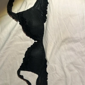 Svart intimissmi BH  - Säljer min svarta intimissimi bh i strl 70B. Köpte den på vinted och hon hade klippt bort lappen. Kan ev bytas mot en lika dan i 70C. Pris kan diskuteras och den tvättas innan köp!💝skriv vid frågor 😊