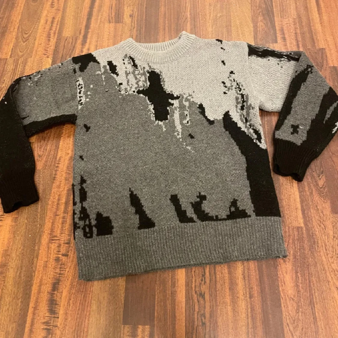 Grå och svart stickad tröja