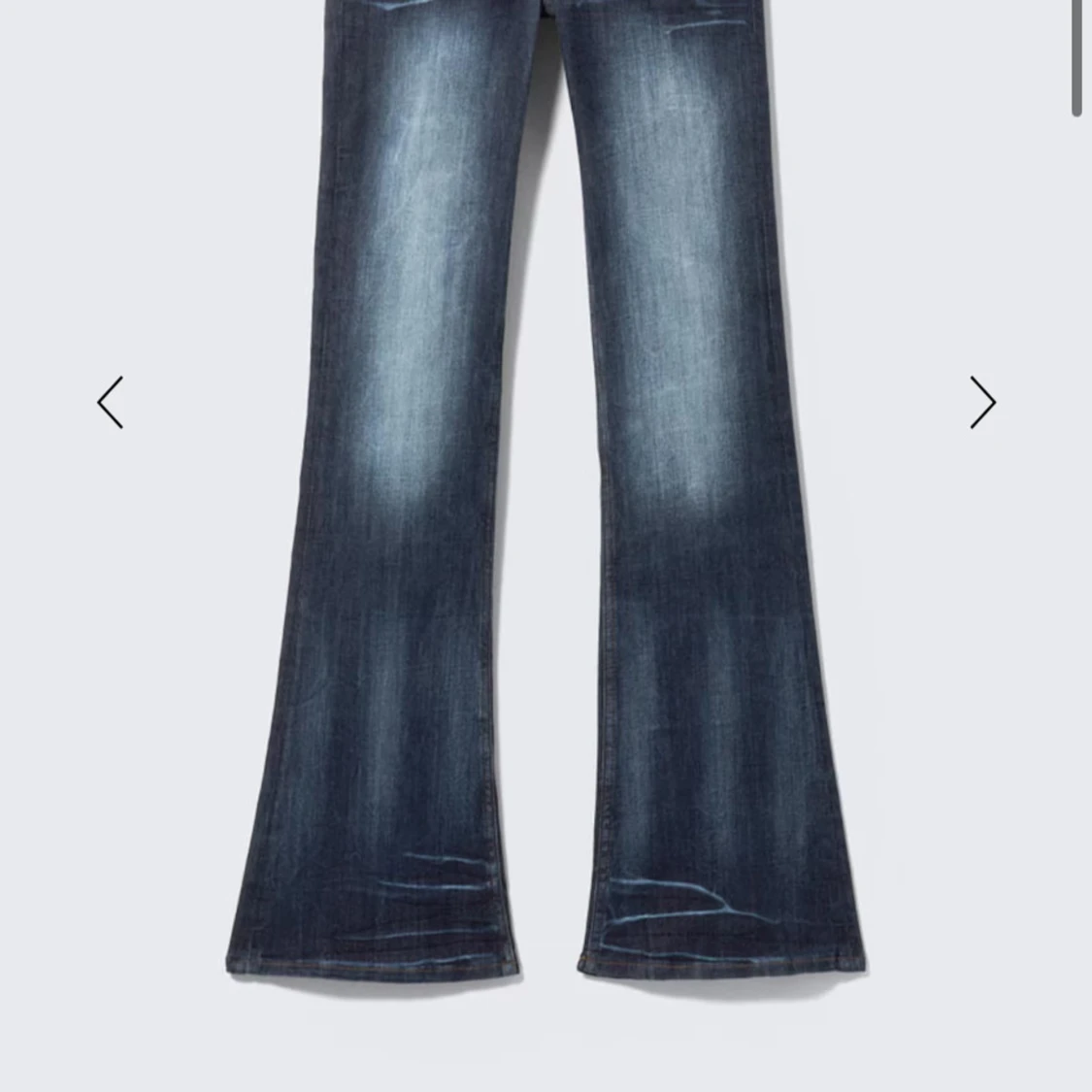 Blå bootcut jeans med coolt tryck