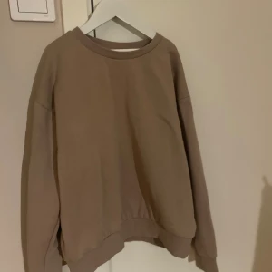 Beige tjocktröja från Kappahl - Enkel och stilren beige tjocktröja från Kappahl i storlek 146/152. Tröjan har rund halsringning, ribbade muddar vid ärmslut och nederkant samt en loose passform. 💕