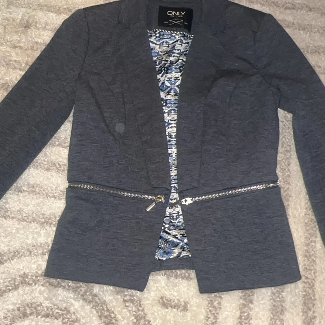 Grå jacka från only 