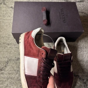 Valentino flycrew - Säljer mina Valentino flycrews. Vinröd färg. Skick 6/10 ganska slitna men fortfarande mycket liv och potential. Sulan är sprucken på ena skon syns på bild 2 dom har även släppt lite på sulan och gummin är lite borta på ena skon. Fraktas inom 48 timmar. Box och extra sko snöre medföljer 2 nitar på en skon bytta.