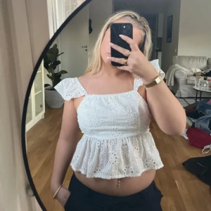 Vit mönstrad topp - Vit mönstrad topp i strl M. Vet ej vart den kommer ifrån då det inte finns någon lapp. Mycket bra skick!