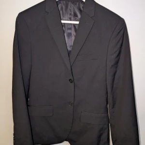 Kavaj kostym - Svart kavaj i storlek 44. Säljer även byxorna till i annan annons.