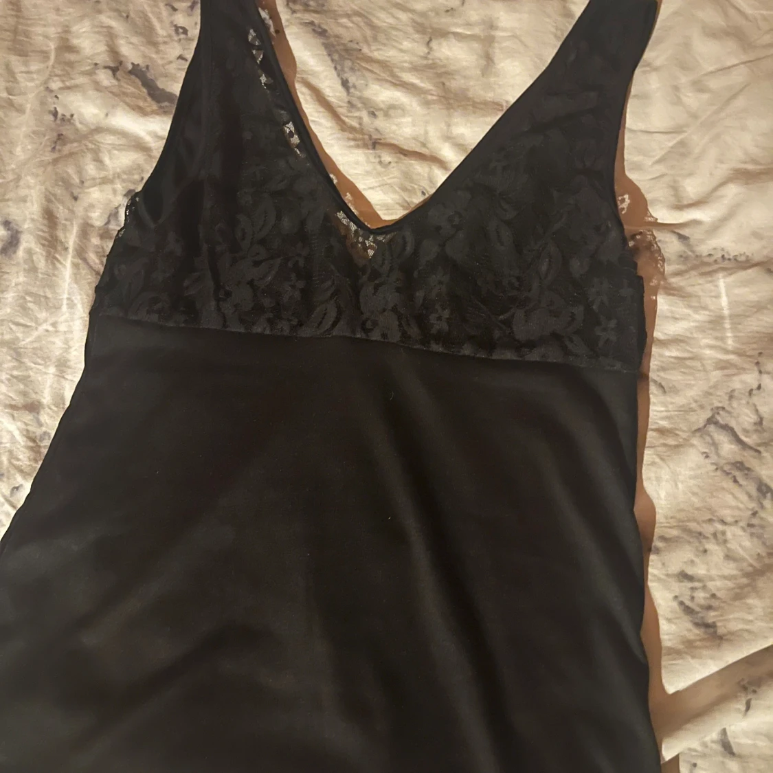 Svart linne med spetsdetaljer