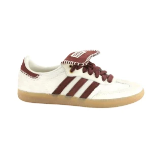 Adidas Wales Bonner Samba sneakers - Unika Adidas Wales Bonner Samba sneakers i vitt och vinrött med klassiska tre ränder på sidan. Skorna har snörning, rund tå och platt gummisula. Ovandelen är i skinn med detaljer i mocka och har en broderad kant på tungan för extra stilpoäng.