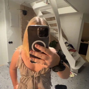 Beige/grå volangtopp från Amisu  - Supersöt beige linnetopp från Amisu med tunna axelband, volanger och knytning framtill💓