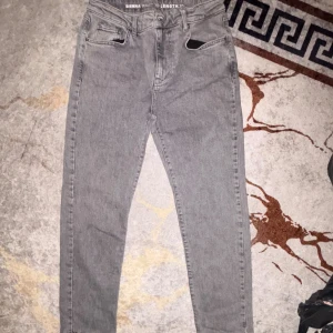 Grå jeans Sienna Waist 30 Length 32 - Snygga grå jeans från Sienna med klassisk femficksdesign och dragkedjegylf. Jeansen har en rak passform och är tillverkade i mjukt denimtyg som passar perfekt till vardagslooken.