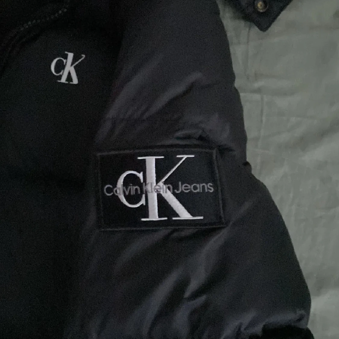 Svart pufferjacka från Calvin Klein Jeans - 4