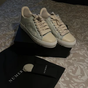 Numeris Vintage Denim sneakers, strl 43 - Snygga sneakers från Numeris i modellen Vintage Denim. Skorna har en ljusblå denim-överdel med slitna detaljer och beige skinn på tå och häl. Tjocka beige snören och vit platt sula ger en cool kontrast. Kommer med extra snören och dustbag. Använda 1 gång ❗️Original pris - 2426kr❗️