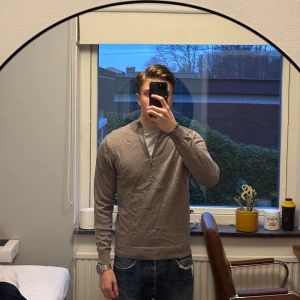 Stenströms halfzip  - Snygg beige stickad tröja från Stenströms. Storlek M men sitter mer som S typ. Tröjan har half zip-dragkedja och ribbade muddar vid ärmslut och nederkant. Riktigt skönt material och perfekt för vardag eller finare tillfällen. Den hade ett litet hål som är väl lagat och som knappt syns. Skriv vid funderingar!