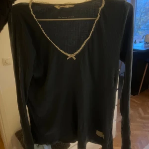 Blå ribbad långärmad tröja Odd Molly - Blå ribbad långärmad tröja från Odd Molly med spetskantad v-ringning och liten rosett framtill. Superfint skick! Storlek 2 i odd mollys storlekar, men motsvarar M 💕