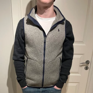 Ralph Lauren Fleeceväst  - Säljer en skön Raffe väst, perfekt att ha under jackan under vintern! | Mycket fint skick utan defekter! | Storlek XL (18/20) passar en vanlig S utmärkt! | Ställ gärna frågor innan du köper!