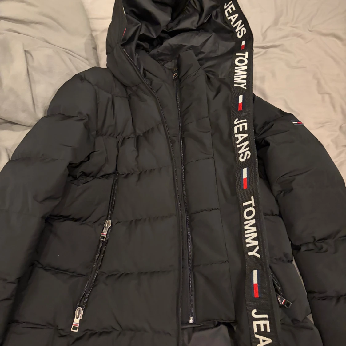 Svart pufferjacka Tommy Jeans M