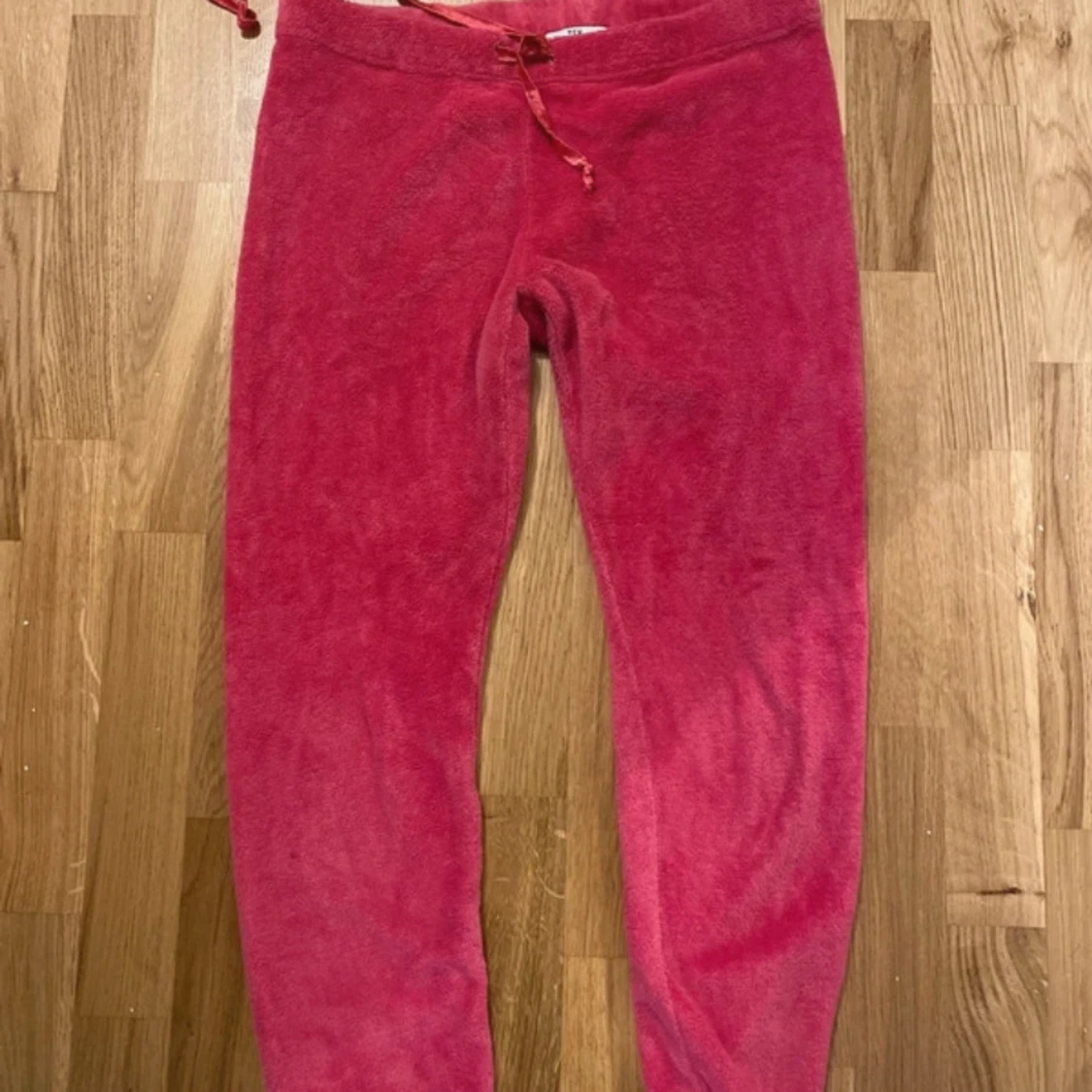 Rosa mjukisbyxor/pyjamas byxor i fleece med snörning