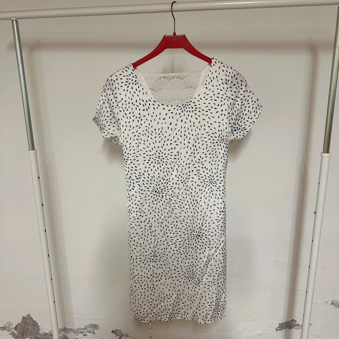 Vit kortklänning med spets och mönster