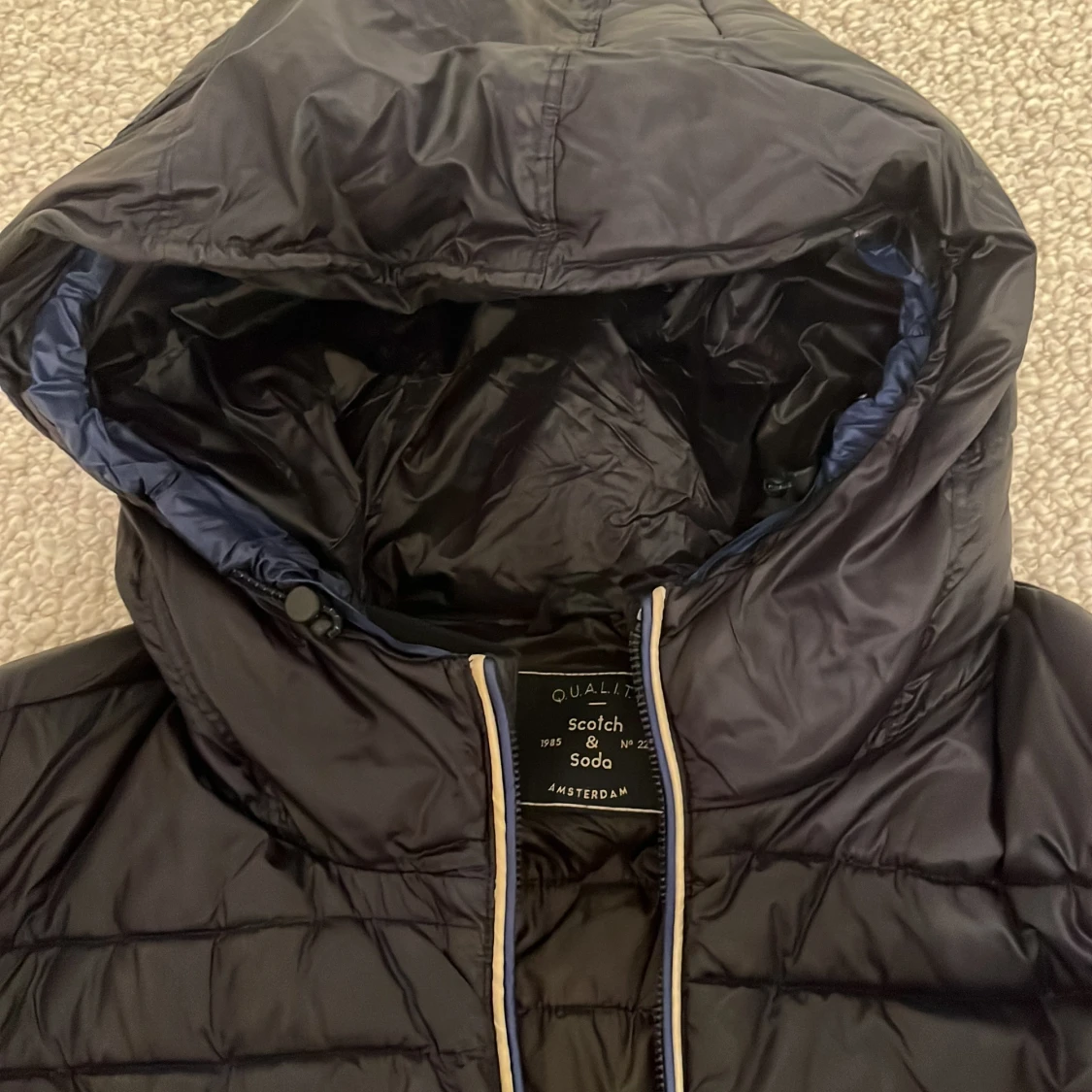 Svart pufferjacka från Scotch & Soda - 1