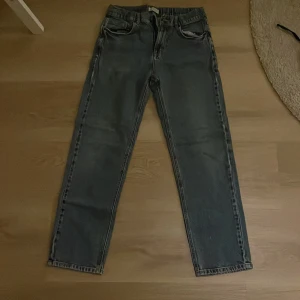 Blåa jeans - Blå jeans ifrån Lindex. Storleken är 164. har används ganska mycket. Säljes pga för små. 