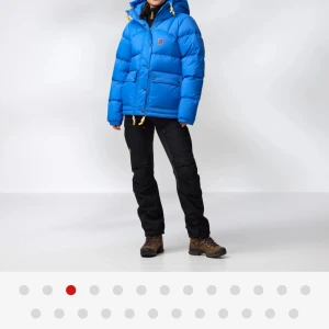 Blå pufferjacka från Fjällräven - Säljer nu min blå fjällräven jacka, storlek xs , köptes förra vintern och använt några få gånger men helt i nyskick 