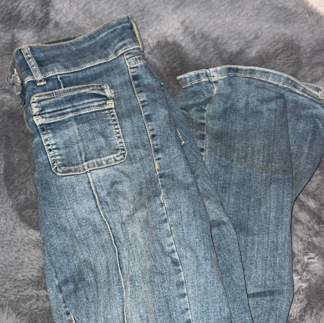 Blå bootcut jeans med fickdetaljer - 3