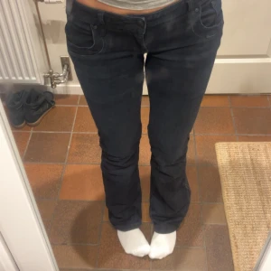 Lågmidjade bootcut jeans från LTB - Supersnygga low waist bootcut jeans från märket LTB i modellen ”valerie”. De är lite insydda i grenen men i övrigt i gott skick!Innerbenslängden är 81cm och midjemåttet är 34cm! 🩷