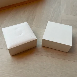 Pandora smyckesaskar  - Säljer dessa jätte fina smyckes askar från Pandora! Perfekt nu till jul ifall man vill ge bort Pandora smycken, man kan köpa en för 70 kr eller båda två för 130 kr! Kontakta gärna mig ifall det är något och ge gärna pris förslag! 