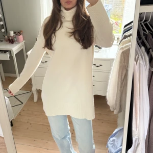 Stickad polo klänning Zara - Säljer en creme vit stickad polo klänning. Köptes för 2 år sen och såldes slut direkt på hemsidan. Använd men är som ny! 