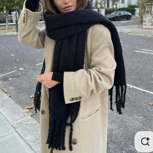 Stor stickad halsduk  - Första bild är inspiration 