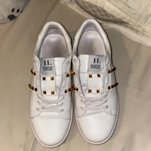 Valentino rockstud  - Aäljer dessa feta valentino rockstuds boxen med kommer ! En nit saknas på innersidan av högra skon! Men bort från det är det inga skavanker jätte fina och sköna skor skriv vid fundering !obs pris är alltid diskuterbart!