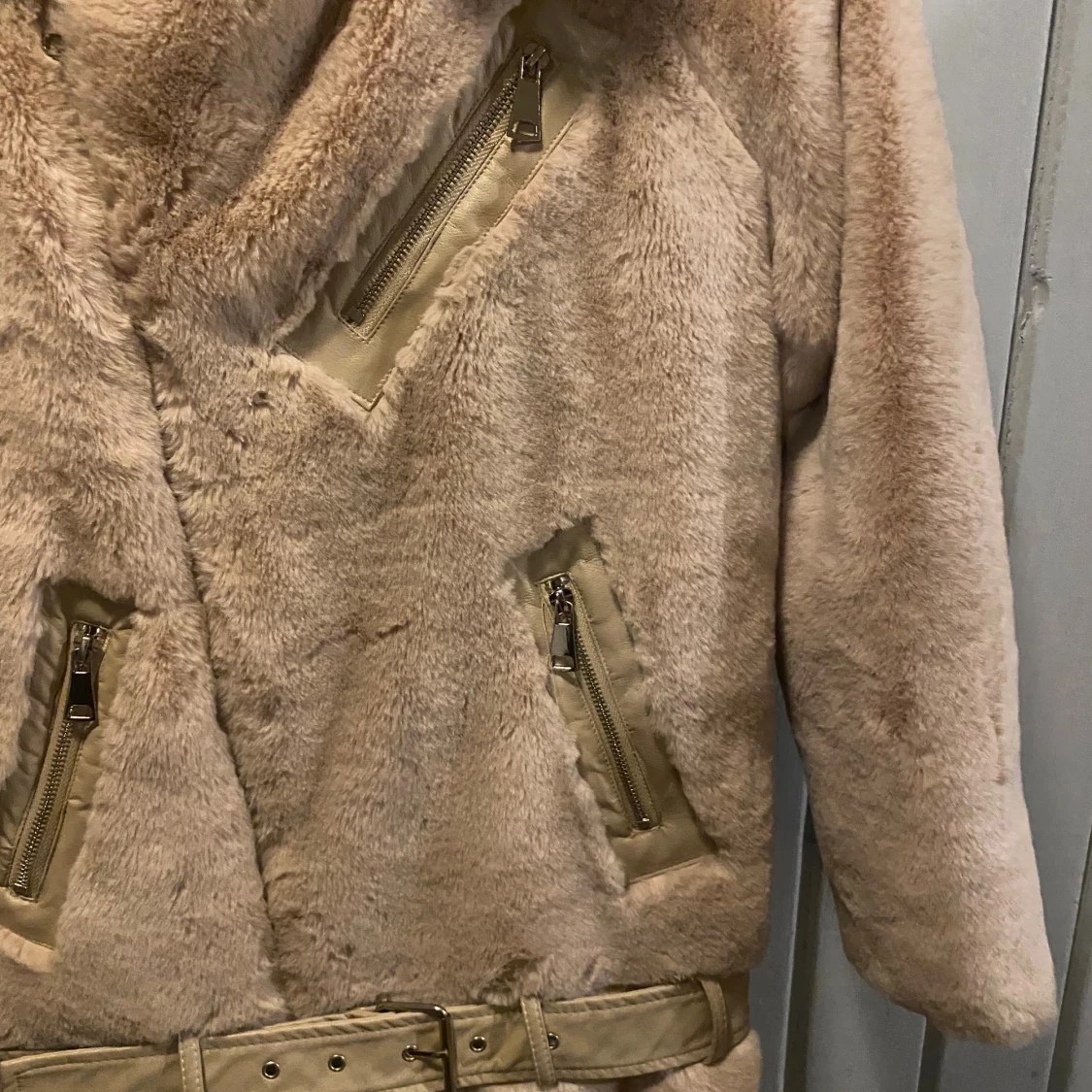 Beige pälsjacka med bälte och dragkedja - 2