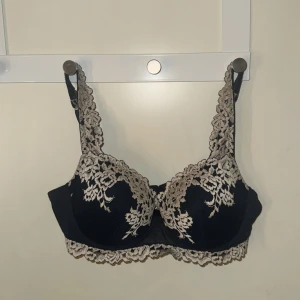 Mörkblå BH från Intimissimi 80B - Mörkblå BH från intimissimi, använd ca 2gånger. 